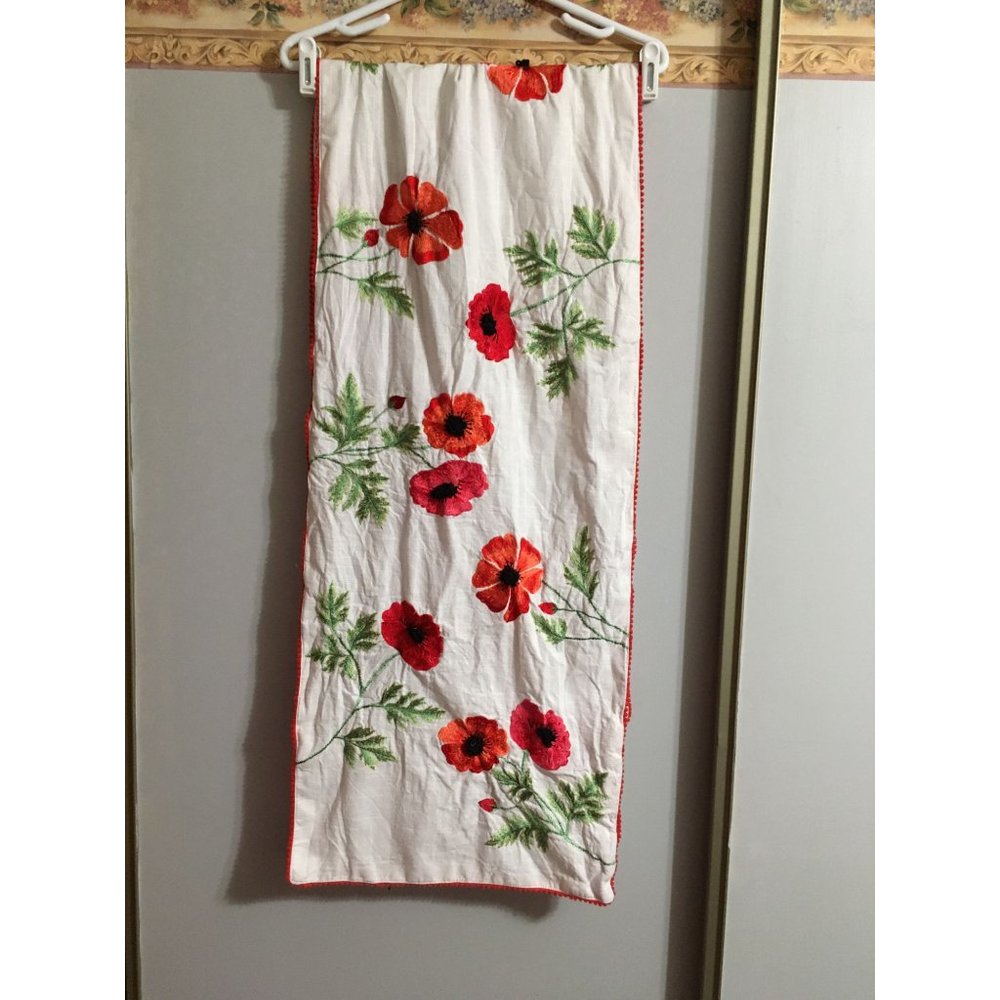 Max Studio White Poppy Embroidered Classic Colorful Table Runner